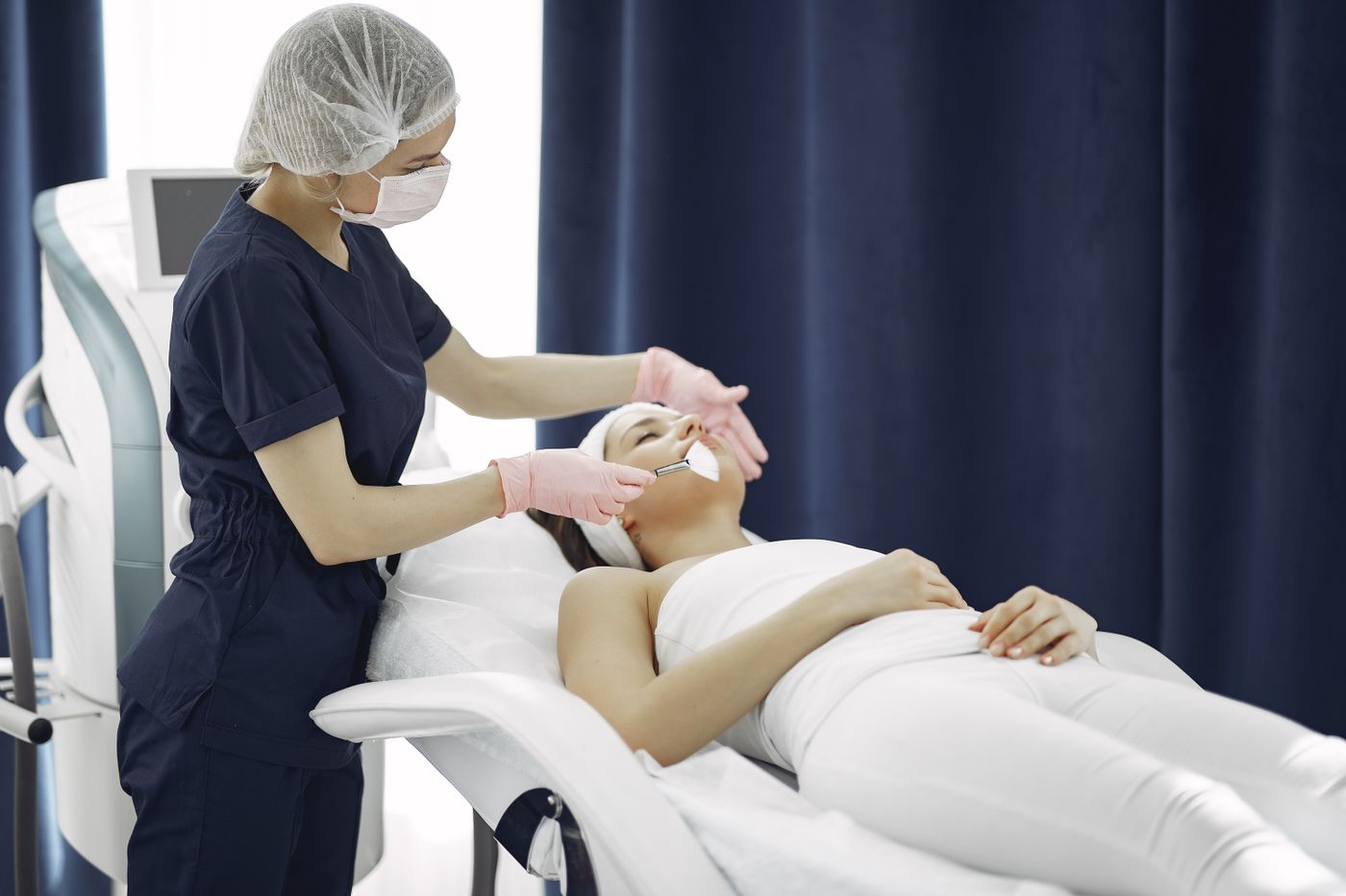 Kliente duke marrë trajtim fytyre në klinikë estetike